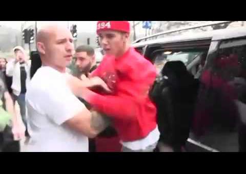 Justin Bieber brigando com fotógrafo. Veja vídeo 